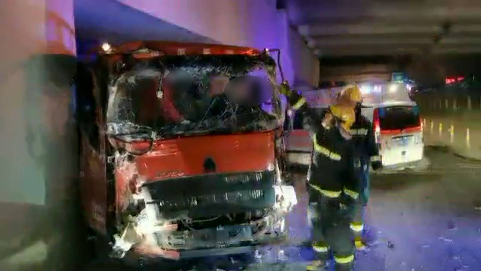78秒｜枣庄一货车意外撞到桥墩 消防员将驾驶室被困人员抱出