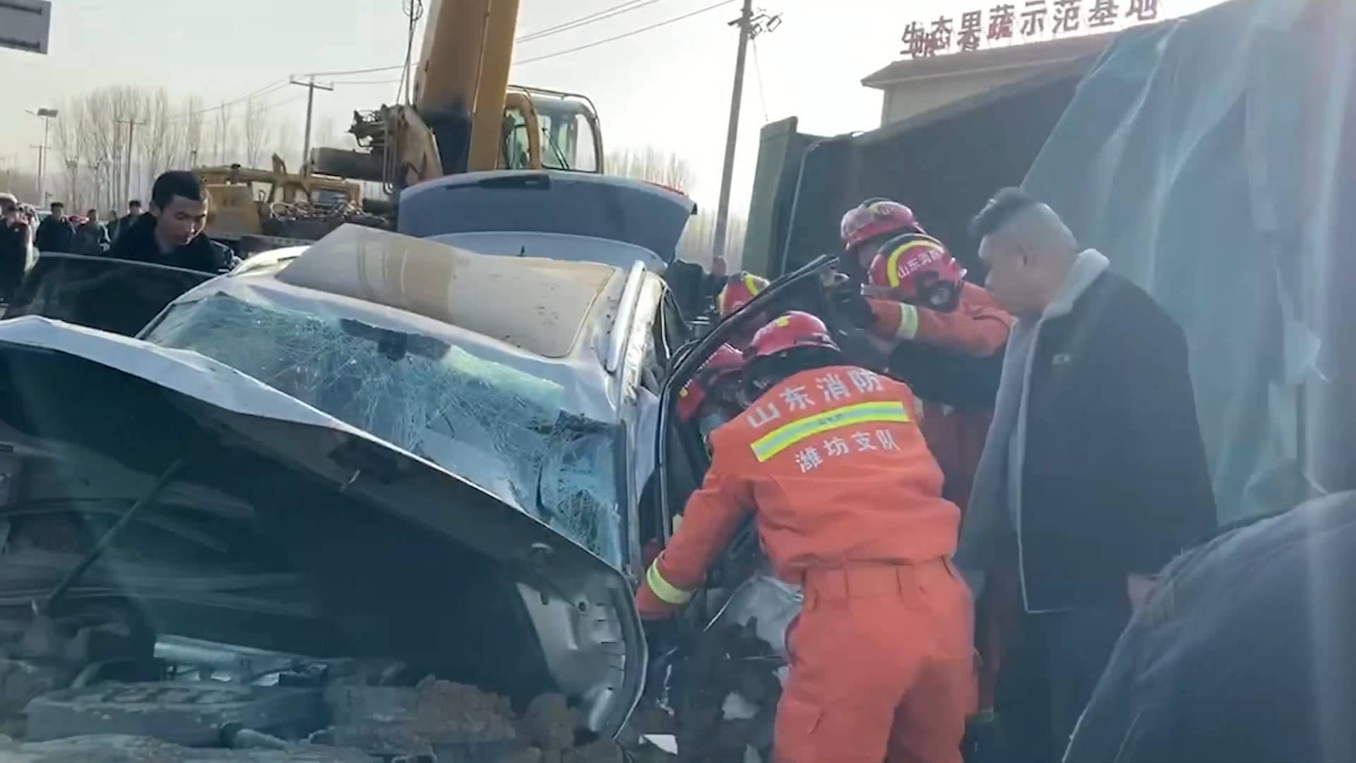 惊险！大货车侧翻压扁小轿车一人被困 潍坊消防紧急救援