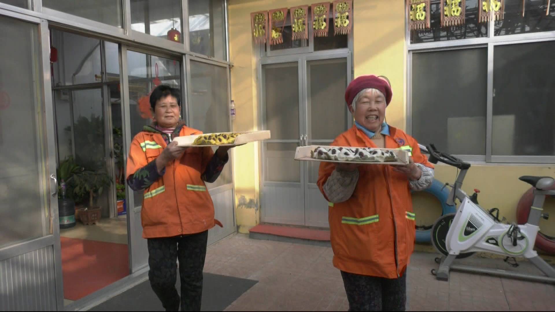 36秒｜“都在心里记着” 潍坊青州环卫工人为多年来提供免费早餐的店家送年糕