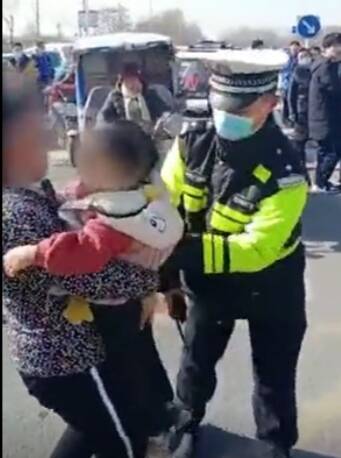 滨州阳信2岁小孩走丢，特巡警队员帮忙找回获赞