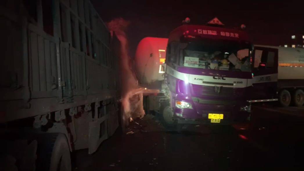 30秒丨滨州博兴两车相撞天然气泄漏 消防深夜成功排险