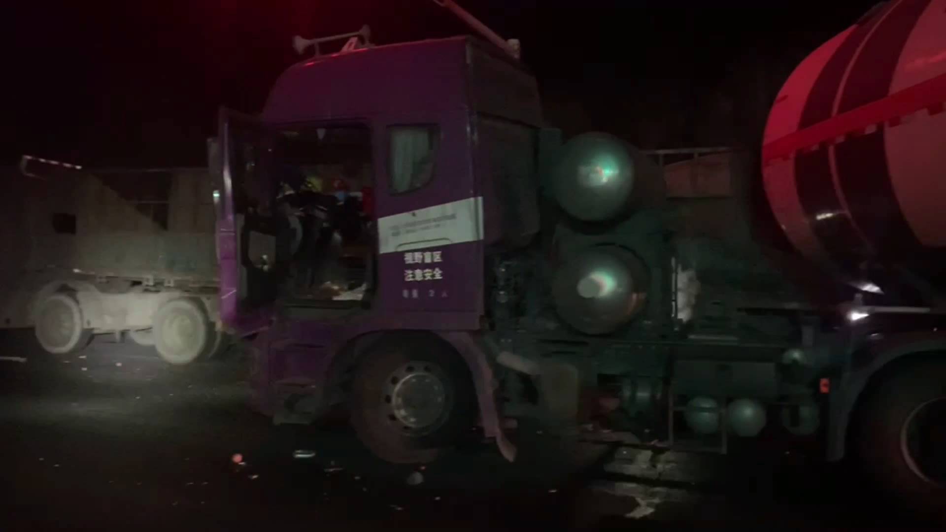 滨州两车相撞天然气泄漏 消防人员深夜排险