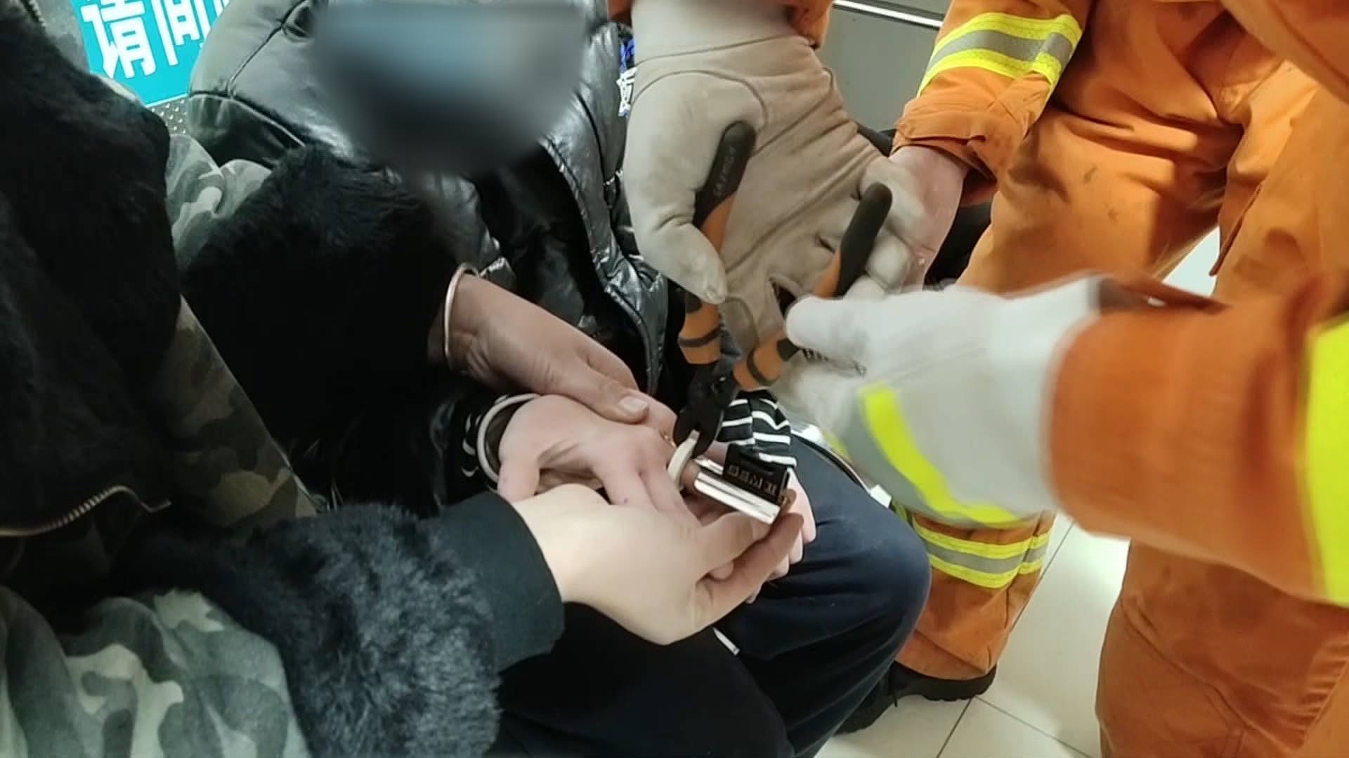 30秒丨临沂一6岁男童手卡塑料钩 急诊室里求助消防员