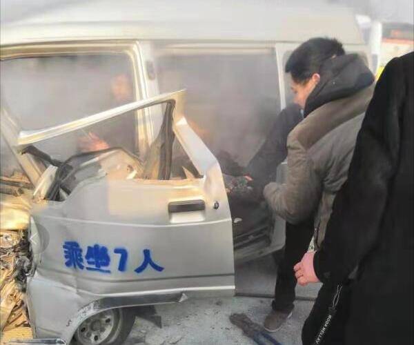 45秒｜面包车撞上护栏司机被困！临沂公交司机和过路市民联手灭火救人