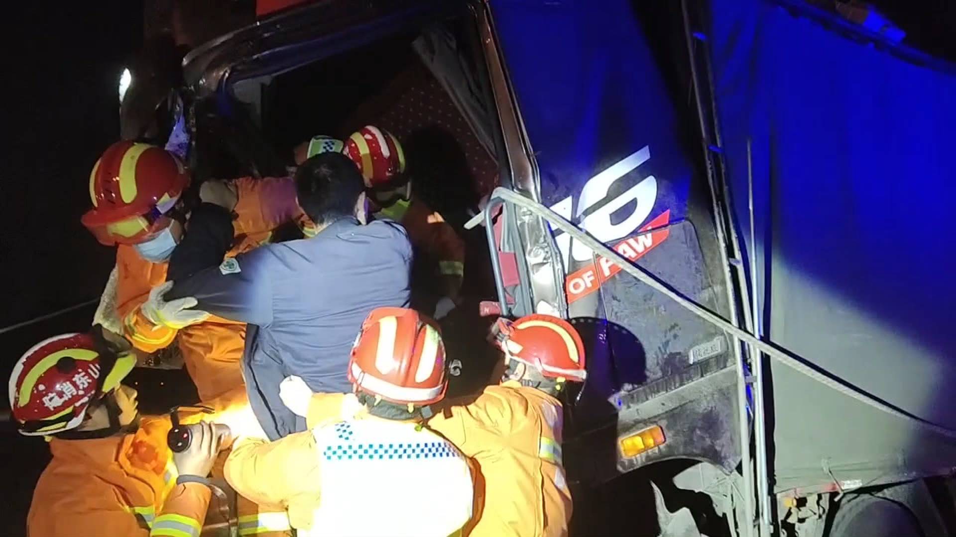 38秒丨临沂一货车发生追尾司机被困 消防一小时紧急救援