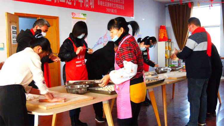 42秒丨滨州滨城社区志愿者与不返乡企业员工一起包水饺 欢乐过小年