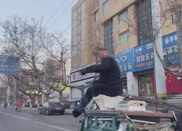 马路上“耍俏”胆真大！男子潍坊街头用双脚驾驶电动三轮车被处罚