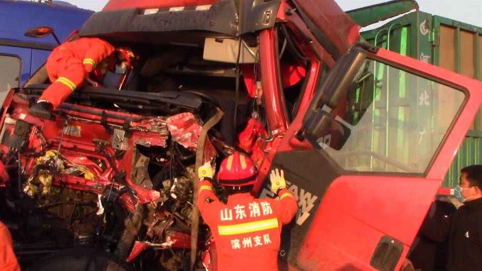 39秒丨滨州G205国道两半挂车追尾 致驾驶员被困
