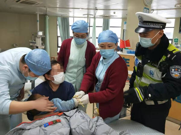 3岁儿童头部被撞出血来济南求医 交警紧急护送