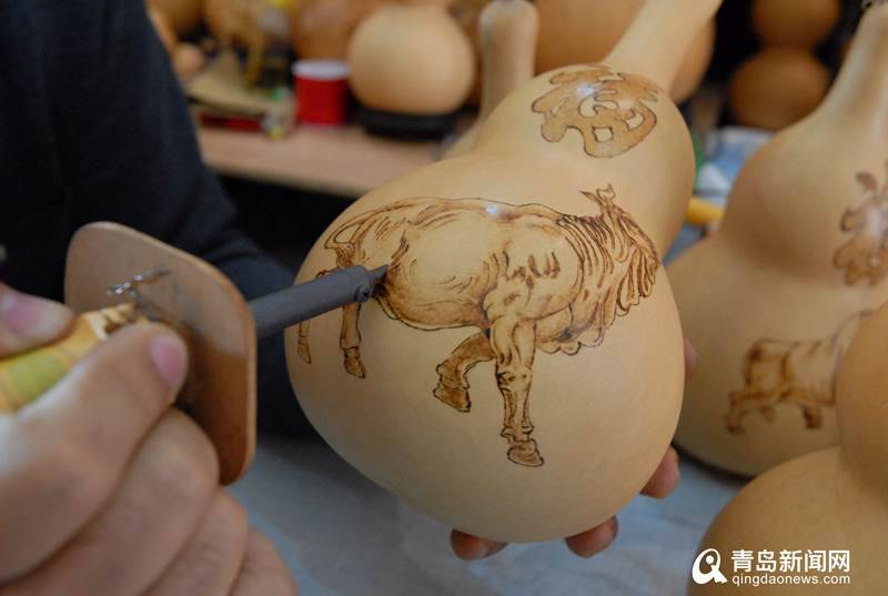 民间艺人绘制“牛“葫芦迎新春