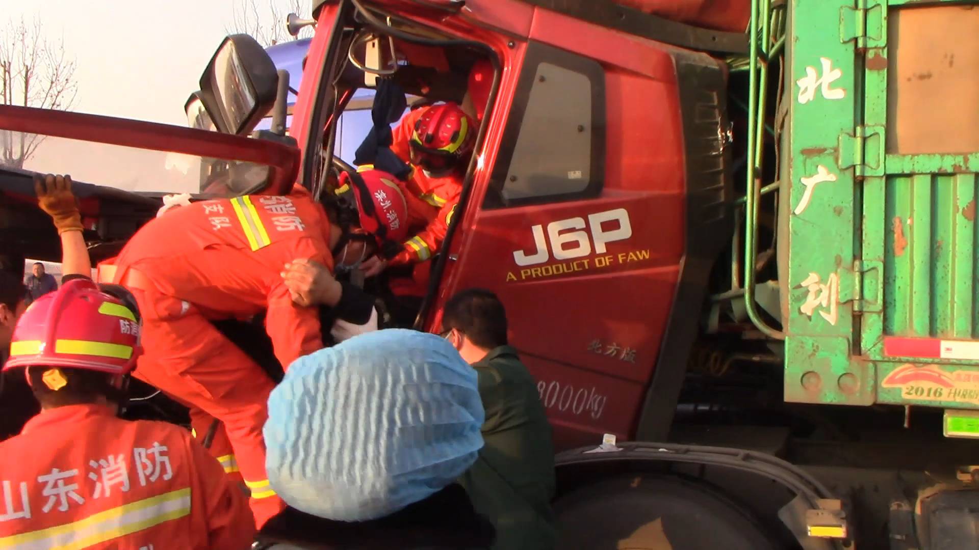 37秒丨半挂车司机疲劳驾驶致追尾 滨州消防紧急救援