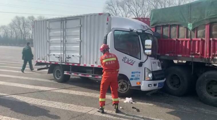 39秒｜消防车变身“牵引车”！两车相撞一人被困，滕州消防机智救援