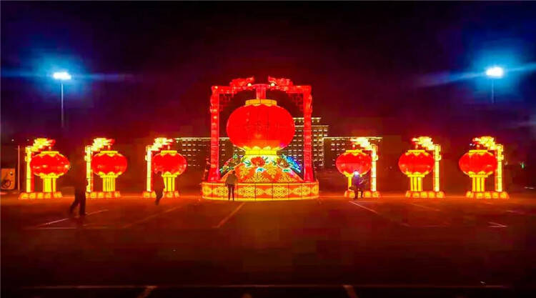 火红的灯笼挂起来、绚丽的花灯亮起来 潍坊市坊子区大街小巷年味浓