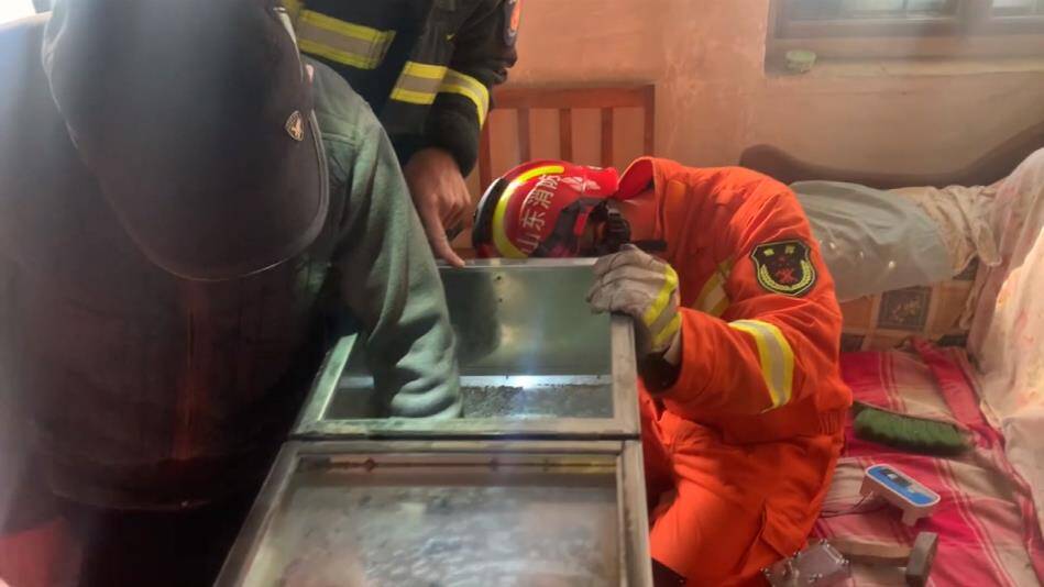23秒丨滨州一老人手卡烤火炉内 消防员紧急施救助脱困