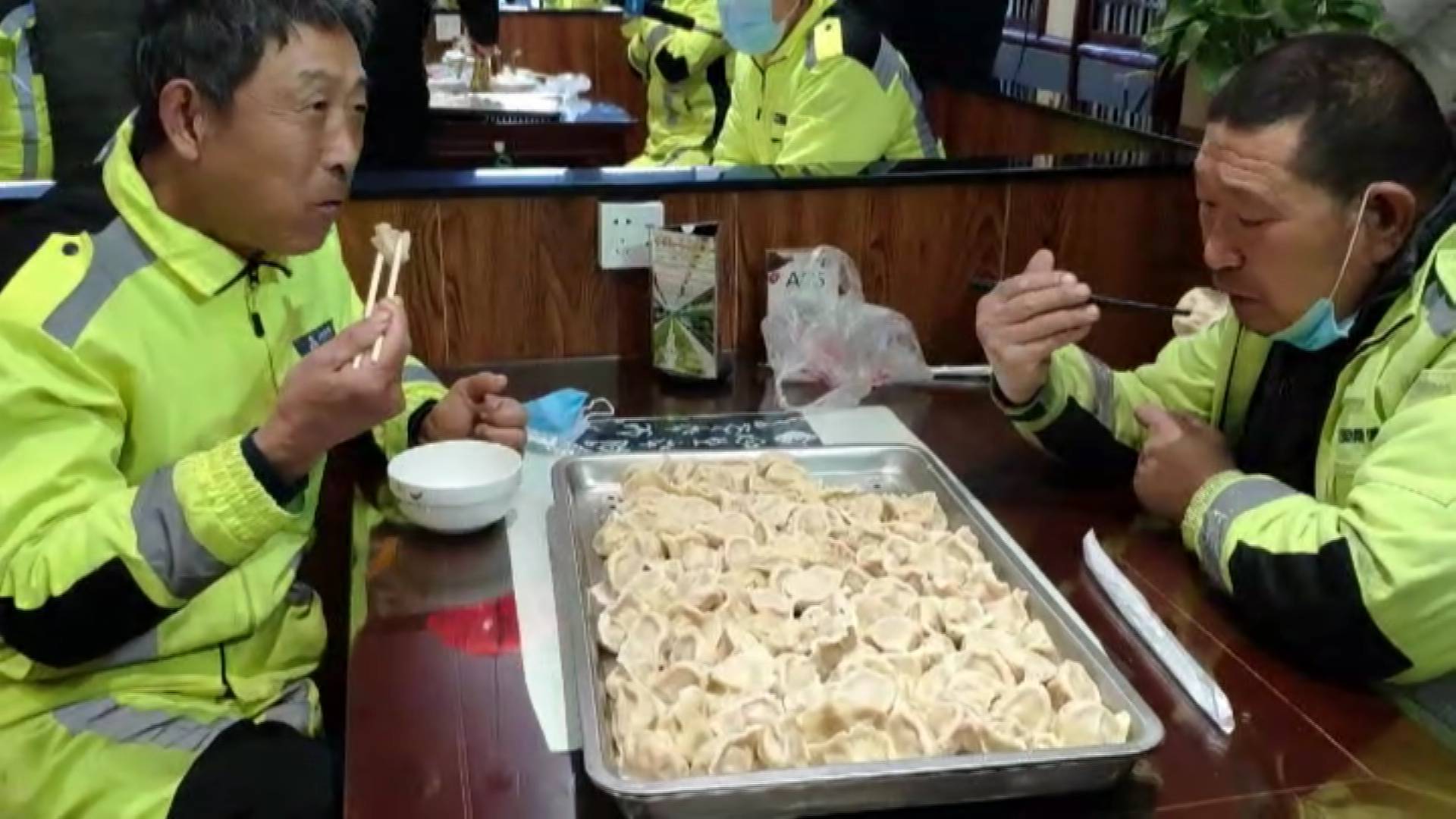 55秒丨包了120斤 济南一饭店请60名环卫工吃水饺表谢意