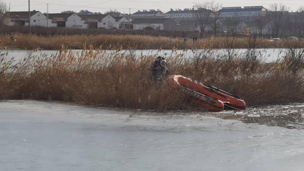 44秒丨滨州一男子垂钓失足被困冰河中 多方合力救助脱险