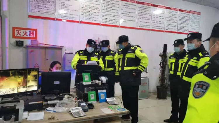 41秒丨有效凈化轄區(qū)社會治安環(huán)境 濱州陽信公安組織開展春節(jié)前夕重點場所夜查行動