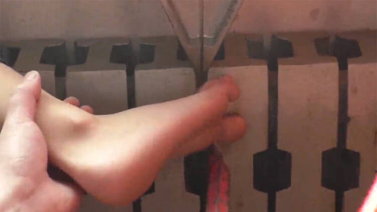 51秒丨滨州一男童脚趾被暖气片“咬住”  消防员快速解难