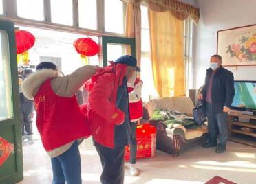 红色领航社暖寒冬 泰山区民政局带领社会组织开展暖心救助