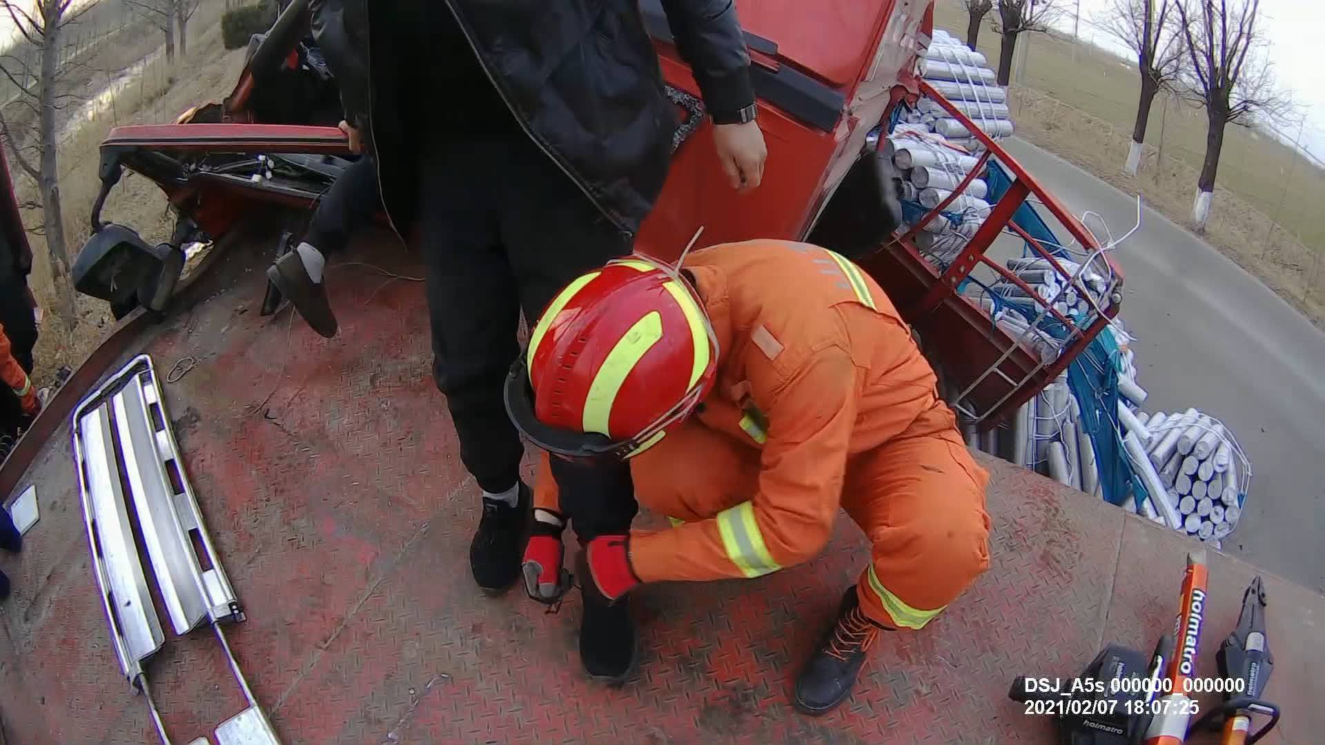 47秒丨“温情”瞬间！被困司机被救出 德州消防员蹲地为其系好鞋带