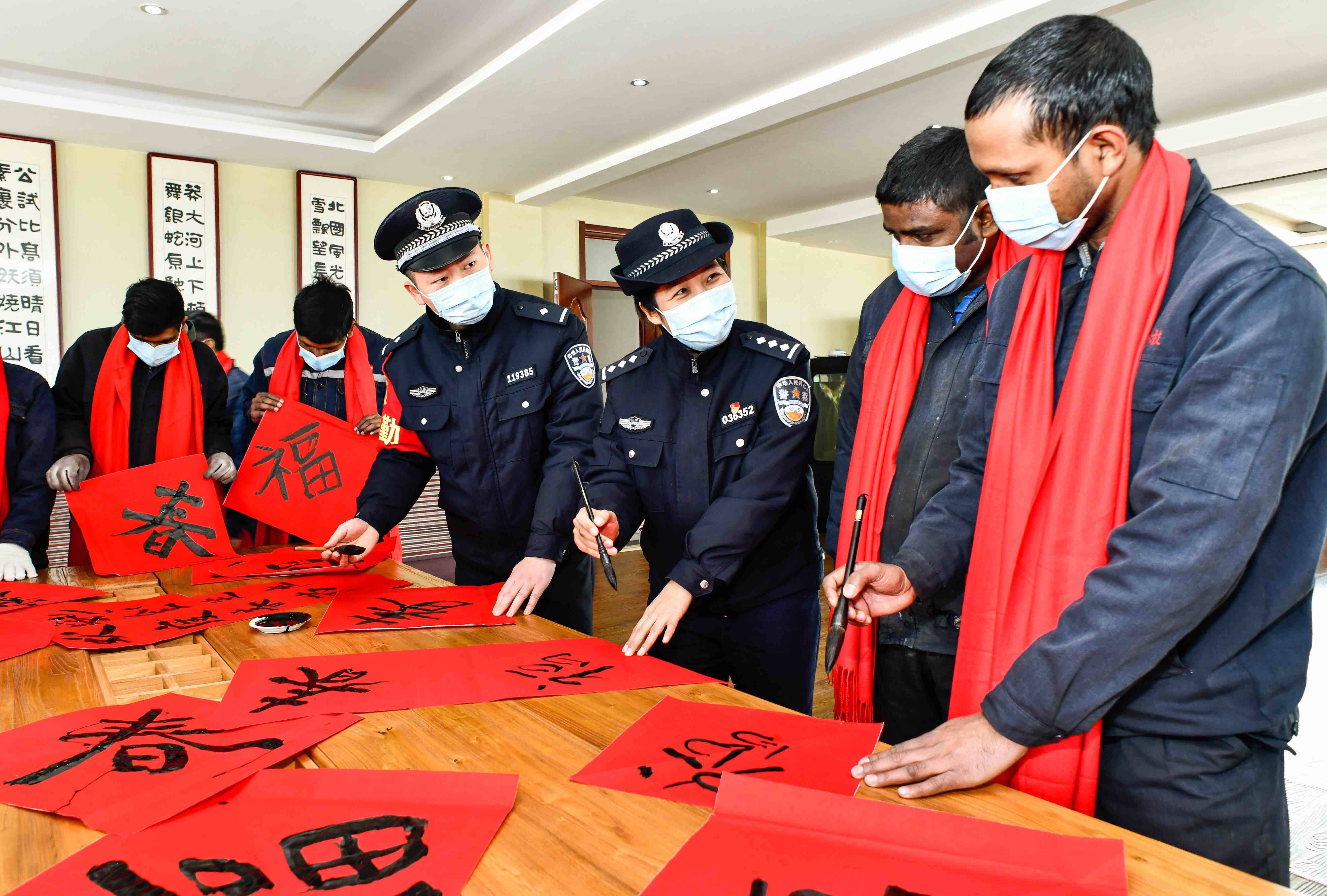 枣庄警方为就地过年外籍务工人员送祝“福”