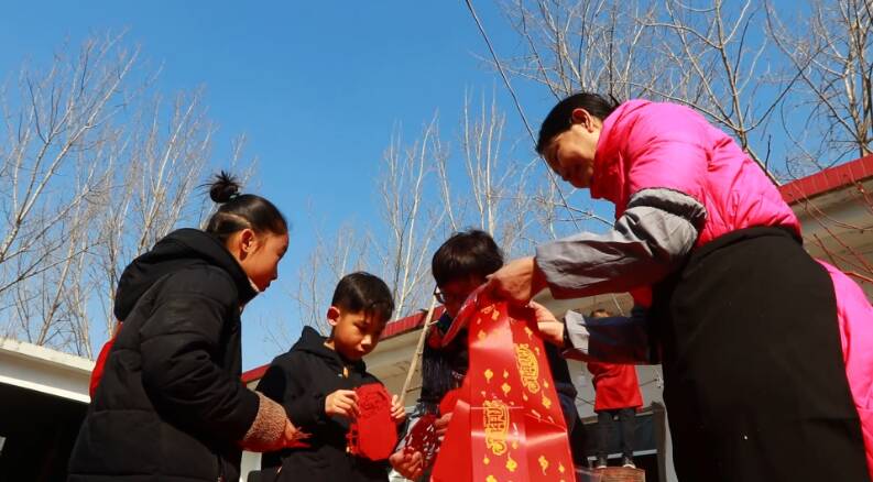 53秒｜包水饺、贴春联、挂灯笼！枣庄市中区志愿者情暖孤贫儿童