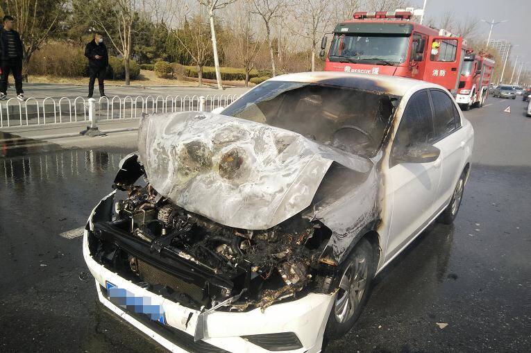 滨州一事故车辆起火燃烧 环卫工人及时施救