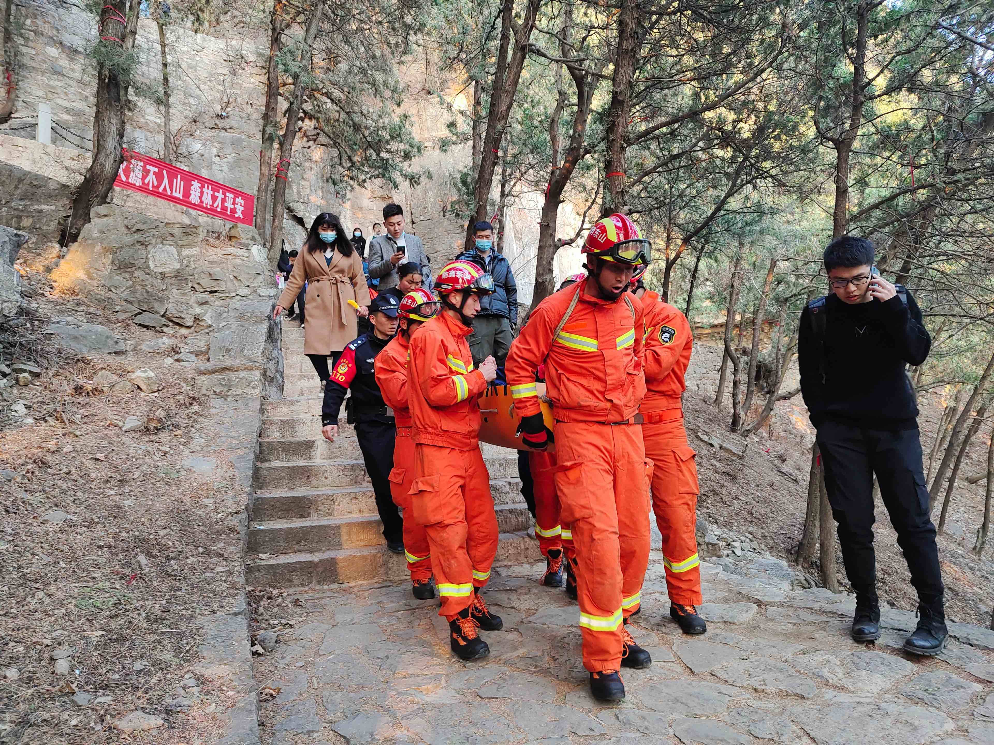 济南长清一景区落石砸伤游客 消防紧急救援