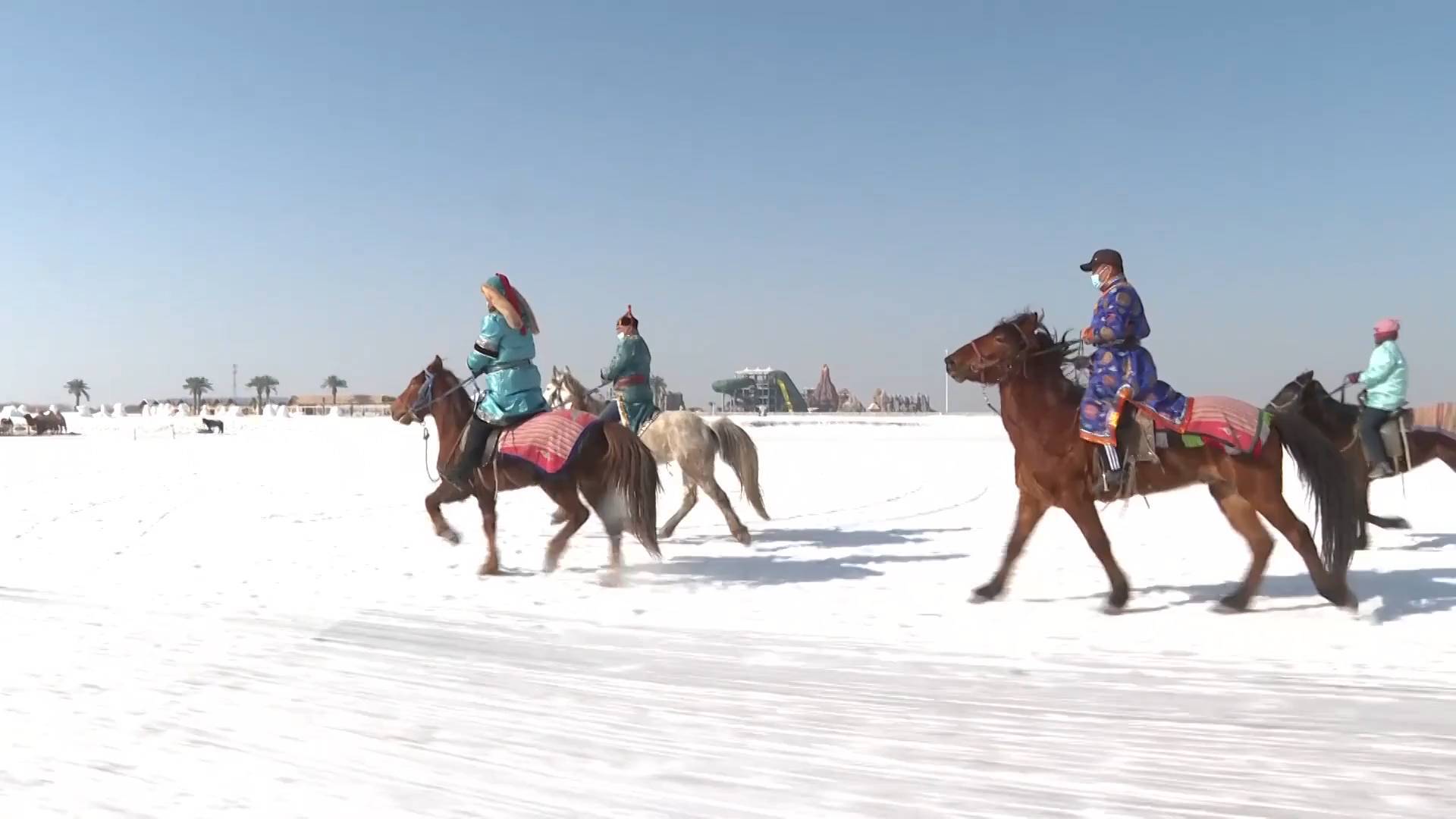 33秒骑马上班是啥体验到新疆博斯腾湖景区看看