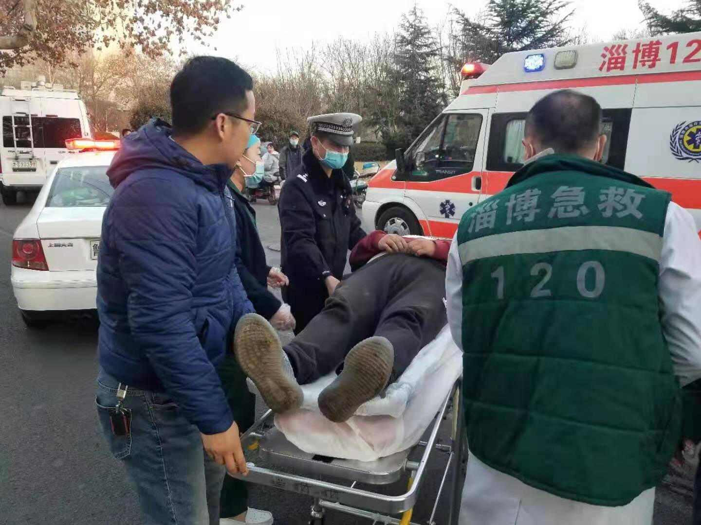 淄博一驾驶员突发高血压将车停在路口 市民交警相助紧急送医