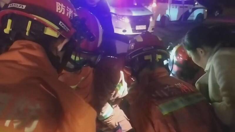 49秒｜两车相撞1人被困，德州消防员破拆车门救援，消防车变救护车送医救治