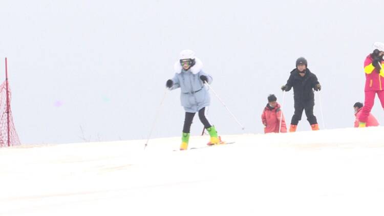 27秒｜春節假期游玩 威海市民滑雪成熱潮