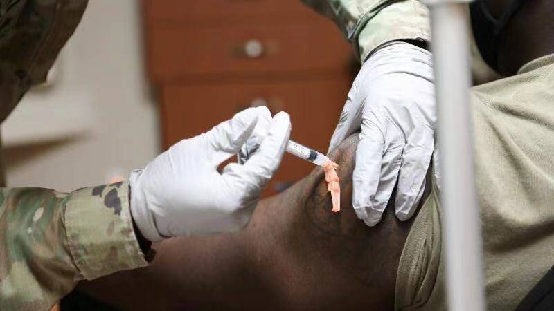 45秒｜美媒：美军累计15万人感染新冠 近三分之一军人拒绝接种疫苗