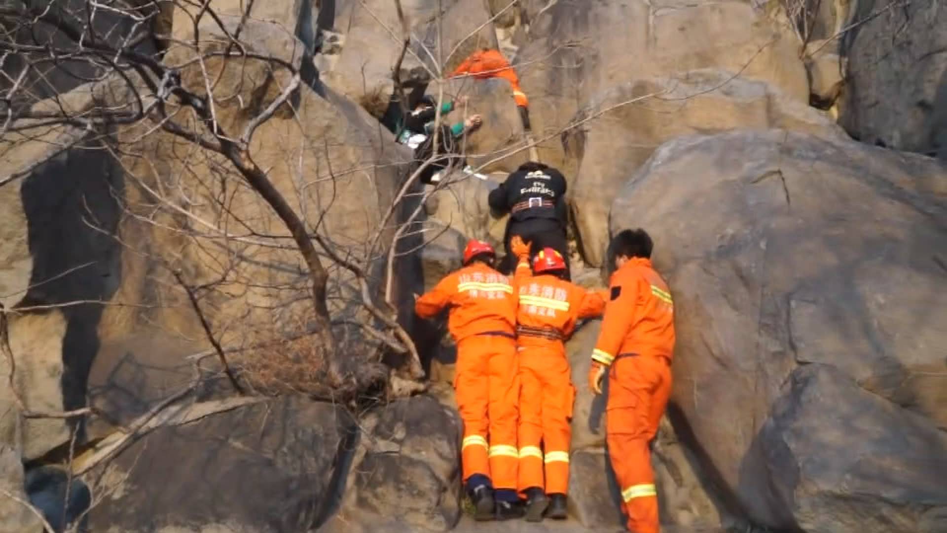 33秒丨18岁男孩被困济南华山风景区  消防紧急出动救援