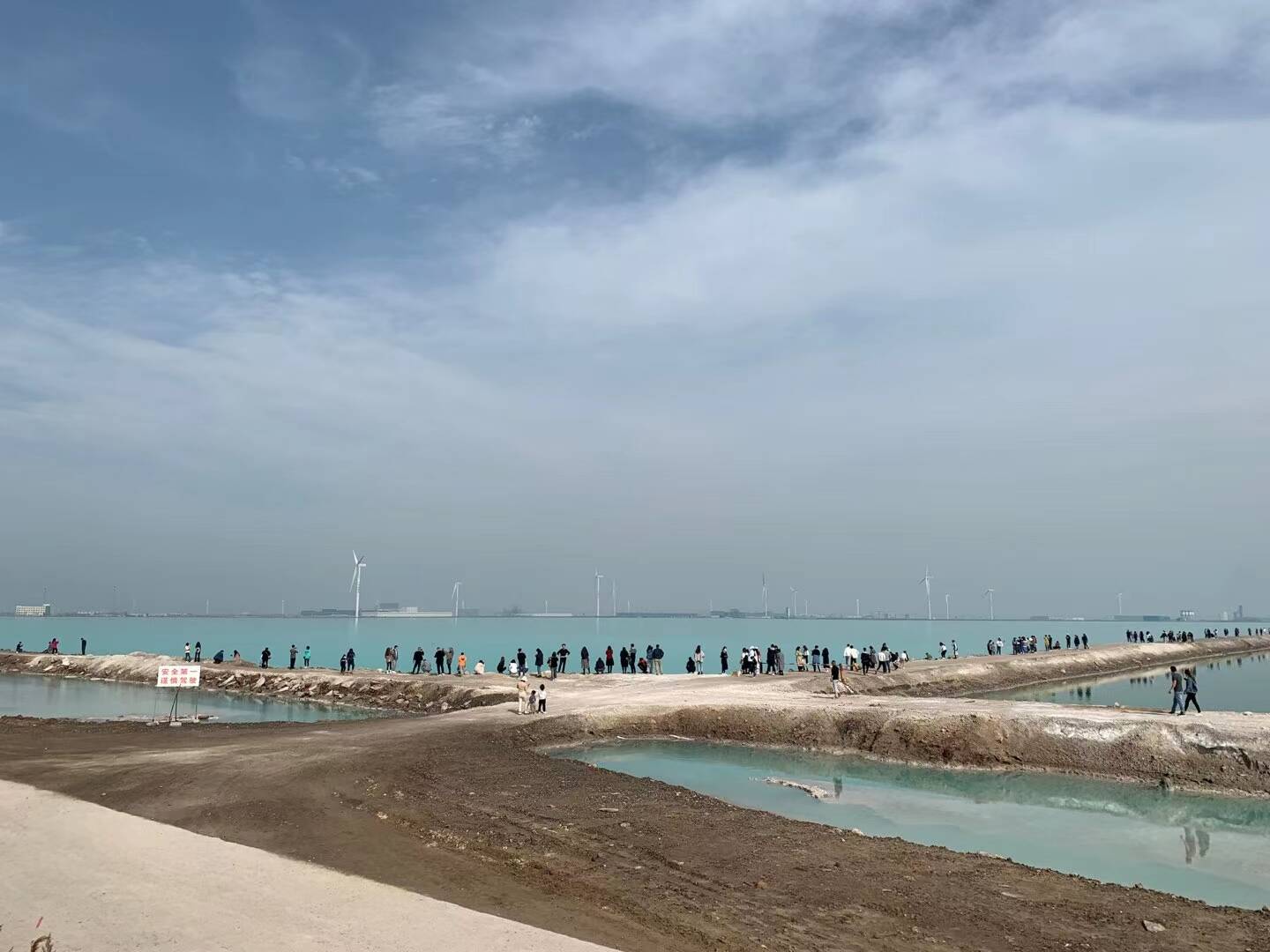 水质富含钙、镁离子致使水体呈浅绿色 潍坊“滨海盐湖”属企业生产区域 提醒外地游客不要前往打卡拍照