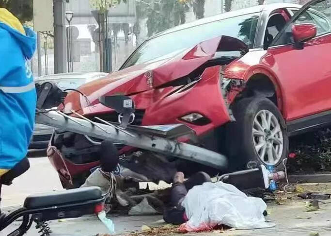 29秒｜广东佛山一小车撞倒信号灯杆压死一男子 警方：肇事司机已被控制