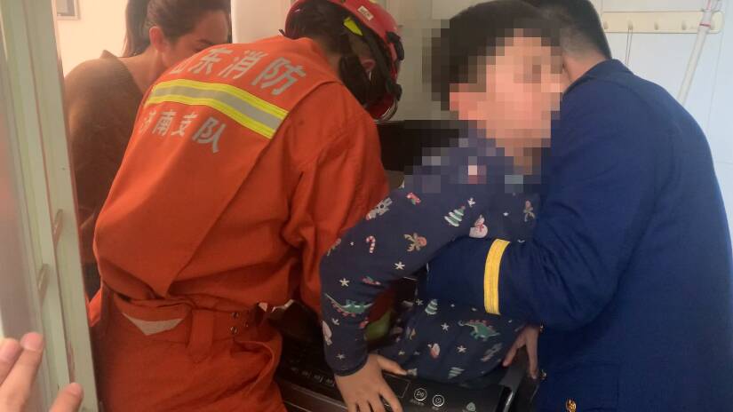 济南一男孩被卡洗衣机滚筒内 消防出动10分钟顺利救助