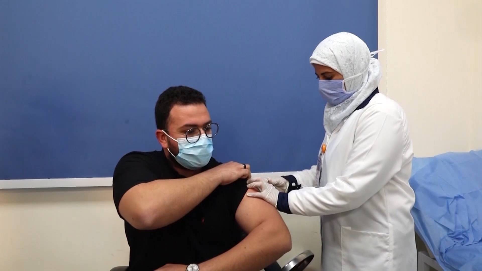全球战“疫”丨中国援助埃及的首批30万剂疫苗运抵开罗 将开放预约接种
