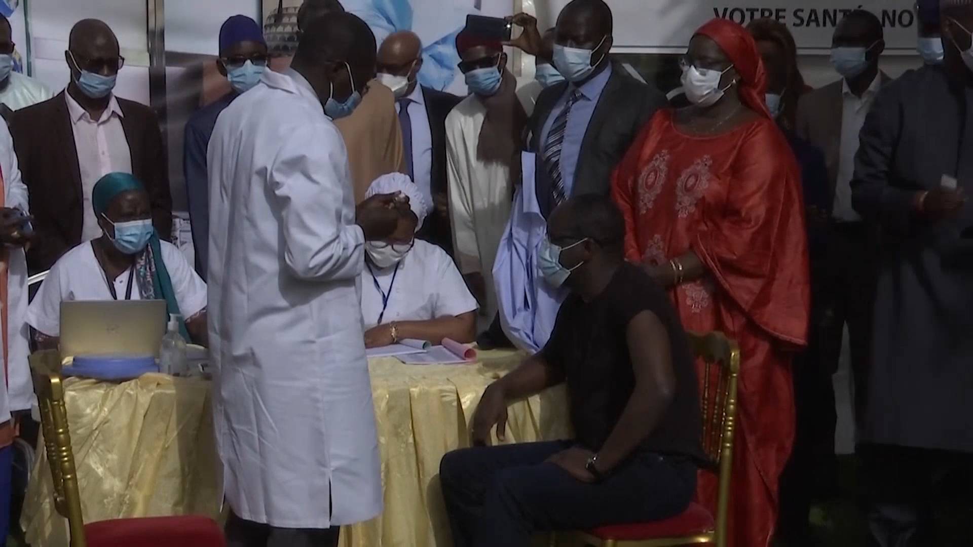 86秒丨塞内加尔开始接种中国疫苗 塞卫生部长：“历史性的一天”