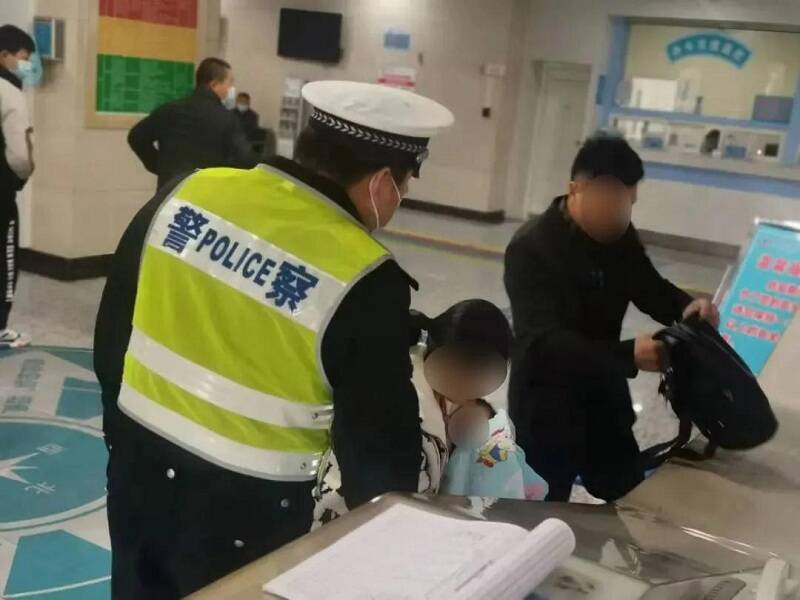 9月大男婴被开水烫伤 滨州公安高速交警10分钟紧急送医