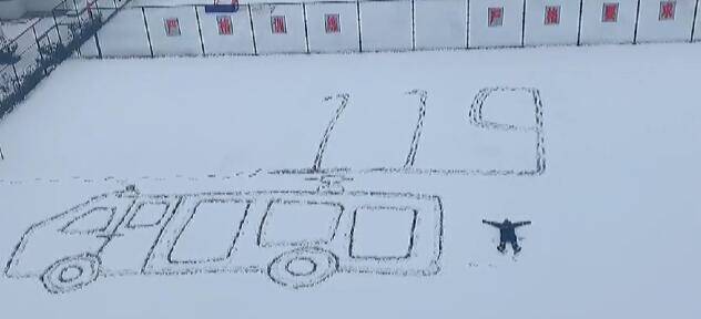 22秒｜来看！临沂“蓝朋友”在雪地里用脚“画”出一辆消防车！