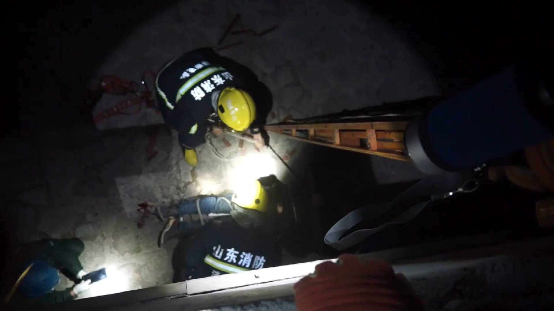 济南两名醉酒男子不慎掉入3米深的排水沟 消防员凌晨火速救援