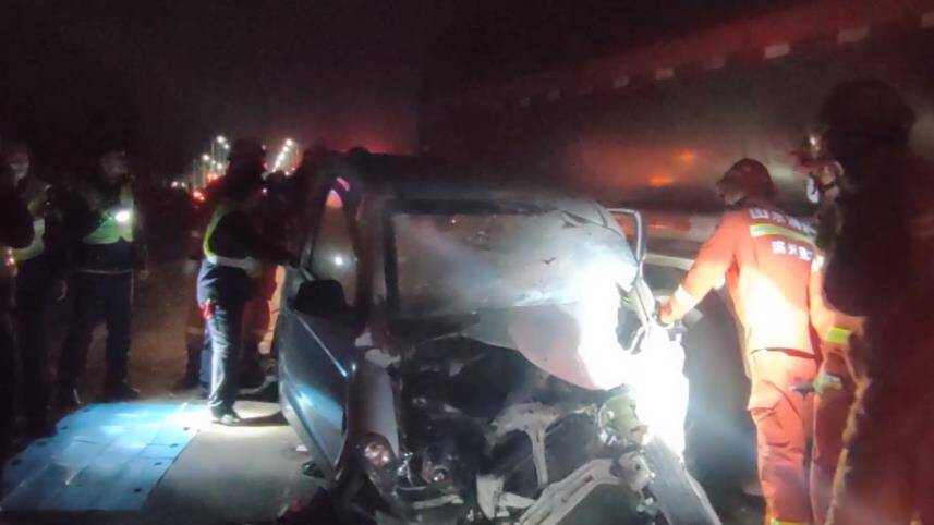 49秒丨两车相撞7人被困面包车 ​滨州消防成功救援