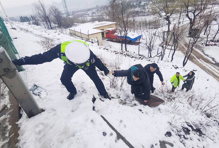 济南：雪天开车撞上高速护栏家属摔伤 民警将伤者背到路边等待120