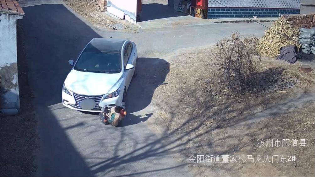 29秒丨惊险！滨州一幼童被碾车底险些酿大祸