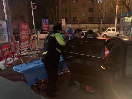 滨州港一铲车驾驶员车辆溜车造成肋骨骨折 交警紧急救助送医