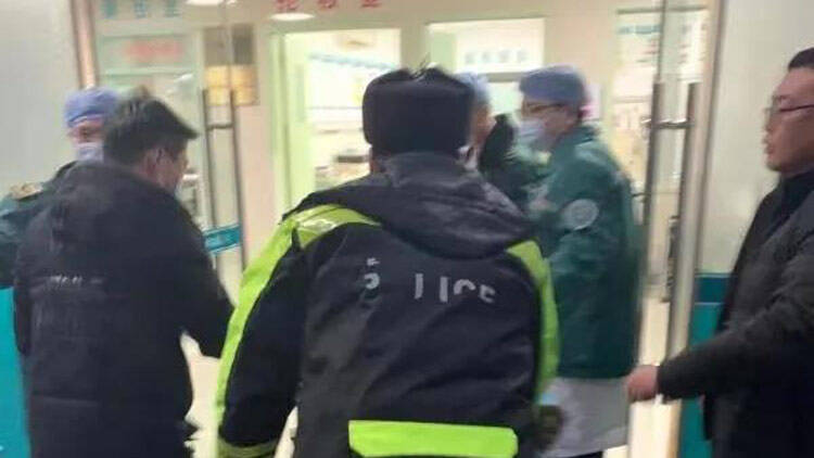 25秒｜滨州北海一人受伤 交警紧急协助受伤群众赶赴医院