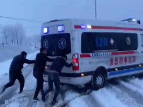 40秒丨真暖！下雪天救护车爬坡打滑，潍坊三个小伙雪地帮推车