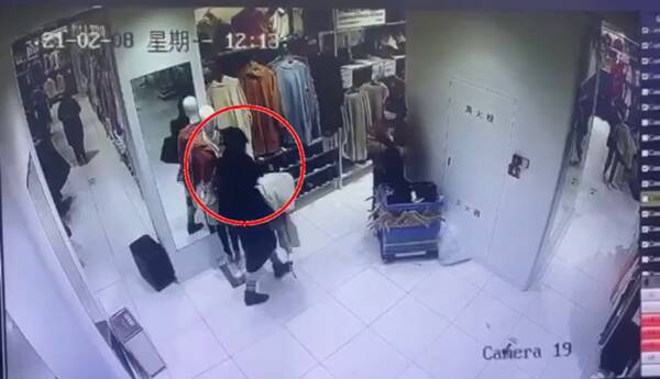 56秒｜济南一培训机构老师商场偷5件衣服 连门都没出就被发现报警
