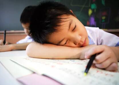 最新调查：超8成中小学生睡眠时长未达标，山东拟定“减负”新规保障学生睡眠